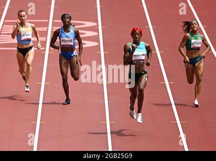 Tokio, Japan. August 2021. Shaunae Miller-Uibo (2. R) aus den Bahamas tritt bei den Olympischen Spielen in Tokio 2020 in Tokio, Japan, am 2. August 2021, bei den 200-m-Damen an. Quelle: Li Yibo/Xinhua/Alamy Live News Stockfoto