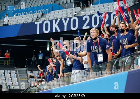 Tokio, Kanto, Japan. August 2021. Die Mitglieder des Teams USA jubeln während des Schwimmfinals bei den Olympischen Sommerspielen 2020 in Tokio im Aquatics Center. (Bild: © David McIntyre/ZUMA Press Wire) Stockfoto