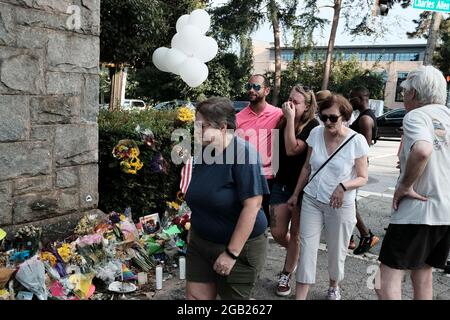 Atlanta, Georgia, USA. August 2021. Mitglieder der Midtown-Gemeinde von Atlanta gehen an einem provisorischen Denkmal im Piedmont Park für LGBTQ Atlantan Katherine Janness und ihren Hund Bowie vorbei; beide wurden am frühen Mittwoch um 1 Uhr morgens tot im Piedmont Park gefunden. Janness wurde mit mehreren Stichwunden gefunden. Eine Untersuchung läuft, da keine Verdächtigen gefunden wurden und zu diesem Zeitpunkt keine Festnahmen durchgeführt wurden. (Bild: © John Arthur Brown/ZUMA Press Wire) Stockfoto