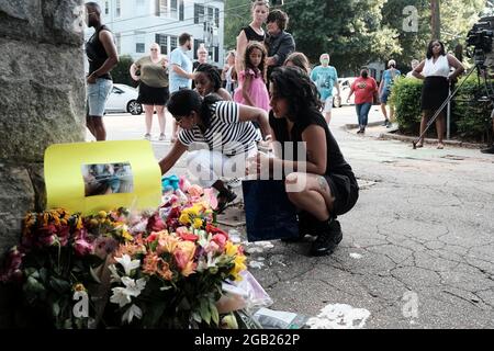 Atlanta, Georgia, USA. August 2021. Mitglieder von Atlantas Midtown platzieren Kerzen und Blumen an einer provisorischen Gedenkstätte im Piedmont Park für LGBTQ Atlantan Katherine Janness und ihren Hund Bowie; beide wurden am frühen Mittwoch um 1 Uhr morgens tot im Piedmont Park gefunden. Janness wurde mit mehreren Stichwunden gefunden. Eine Untersuchung läuft, da keine Verdächtigen gefunden wurden und zu diesem Zeitpunkt keine Festnahmen durchgeführt wurden. (Bild: © John Arthur Brown/ZUMA Press Wire) Stockfoto