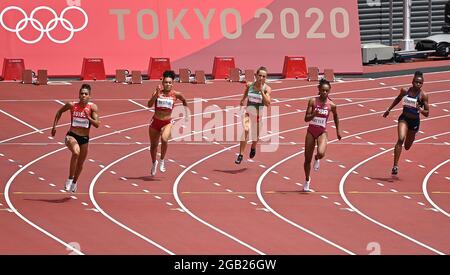 Tokio, Japan. August 2021. Anavia Battle (2. R) der Vereinigten Staaten tritt bei den Olympischen Spielen 2020 in Tokio, Japan, am 2. August 2021, bei den 200-m-Vorläufen der Frauen an. Quelle: Jia Yuchen/Xinhua/Alamy Live News Stockfoto