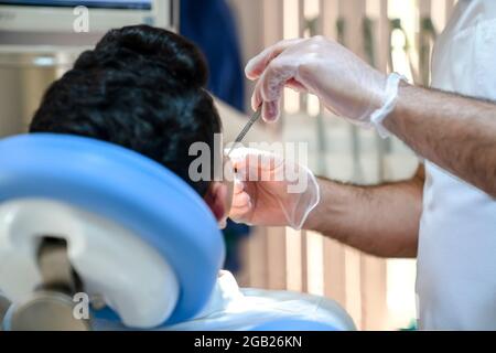 Der Zahnarzt untersucht die Zähne des Patienten aus nächster Nähe. Stockfoto