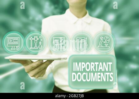 Handschrift Text wichtige Dokumente. Wort geschrieben auf mehr offizielle Stücke von Papier mit Schreiben auf sie Lady Uniform stehend Tablet Hand präsentieren Stockfoto