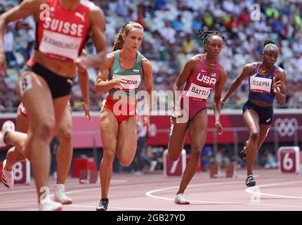 Tokio, Japan. August 2021. Anavia Battle (2. R) der Vereinigten Staaten tritt bei den Olympischen Spielen 2020 in Tokio, Japan, am 2. August 2021, bei den 200-m-Vorläufen der Frauen an. Quelle: Lui Siu Wai/Xinhua/Alamy Live News Stockfoto