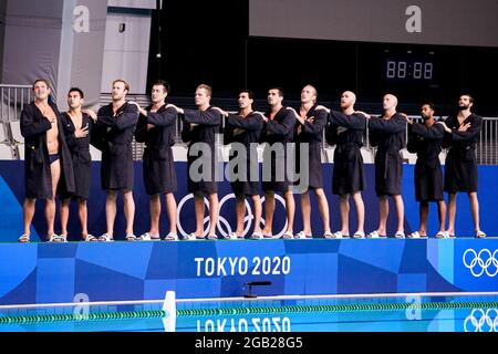 TOKIO, JAPAN - 2. AUGUST: Team USA, Jesse Smith aus den Vereinigten Staaten, Johnny Hooper aus den Vereinigten Staaten, Marko Vavic aus den Vereinigten Staaten, Alex Obert aus den Vereinigten Staaten, Hannes Daube aus den Vereinigten Staaten, Luca Cupido aus den Vereinigten Staaten, Ben Hallock aus den Vereinigten Staaten, Dylan Woodhead aus den Vereinigten Staaten, Alex Bowen aus den Vereinigten Staaten, Ben Stevenson aus den Vereinigten Staaten, Max Irving aus den Vereinigten Staaten, zog Holland aus den Vereinigten Staaten während des Olympischen Wasserball-Turnier-Männerspiels 2020 in Tokio zwischen dem Team Griechenland und dem Team USA am 2. August 2021 im Tatsumi Waterpolo Center in Tokio, Japan (Foto von Marcel ter Bal Stockfoto