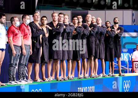 TOKIO, JAPAN - 2. AUGUST: Team USA, Jesse Smith aus den Vereinigten Staaten, Johnny Hooper aus den Vereinigten Staaten, Marko Vavic aus den Vereinigten Staaten, Alex Obert aus den Vereinigten Staaten, Hannes Daube aus den Vereinigten Staaten, Luca Cupido aus den Vereinigten Staaten, Ben Hallock aus den Vereinigten Staaten, Dylan Woodhead aus den Vereinigten Staaten, Alex Bowen aus den Vereinigten Staaten, Ben Stevenson aus den Vereinigten Staaten, Max Irving aus den Vereinigten Staaten, zog Holland aus den Vereinigten Staaten während des Olympischen Wasserball-Turnier-Männerspiels 2020 in Tokio zwischen dem Team Griechenland und dem Team USA am 2. August 2021 im Tatsumi Waterpolo Center in Tokio, Japan (Foto von Marcel ter Bal Stockfoto