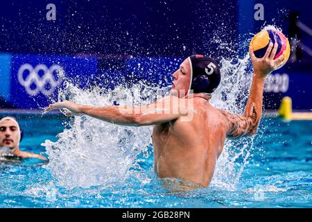 TOKIO, JAPAN - 2. AUGUST: Hannes Daube aus den Vereinigten Staaten während des Olympischen Wasserball-Turniers 2020 in Tokio am 2. August 2021 im Tatsumi Waterpolo Center in Tokio, Japan (Foto: Marcel ter Bals/Orange Picles) Stockfoto