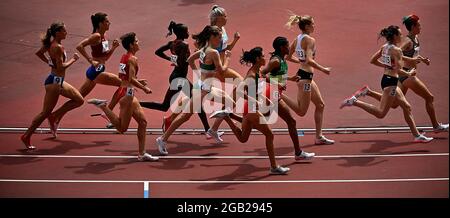 Tokio, Japan. August 2021. Athleten treten bei den Olympischen Spielen in Tokio 2020 in Tokio, Japan, am 2. August 2021 bei den 1500-m-Läufen der Frauen an. Quelle: Jia Yuchen/Xinhua/Alamy Live News Stockfoto