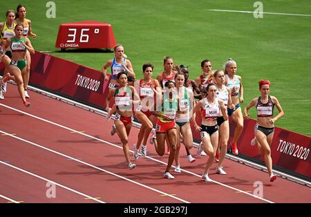 Tokio, Japan. August 2021. Athleten treten bei den Olympischen Spielen in Tokio 2020 in Tokio, Japan, am 2. August 2021 bei den 1500-m-Läufen der Frauen an. Quelle: Jia Yuchen/Xinhua/Alamy Live News Stockfoto
