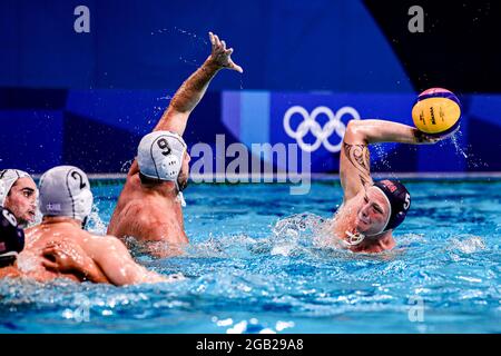 TOKIO, JAPAN - 2. AUGUST: Konstantinos Mourikis aus Griechenland, Hannes Daube aus den Vereinigten Staaten während des Olympischen Wasserball-Turniers 2020 in Tokio am 2. August 2021 im Tatsumi Waterpolo Center in Tokio, Japan (Foto: Marcel ter Bals/Orange Picles) Stockfoto