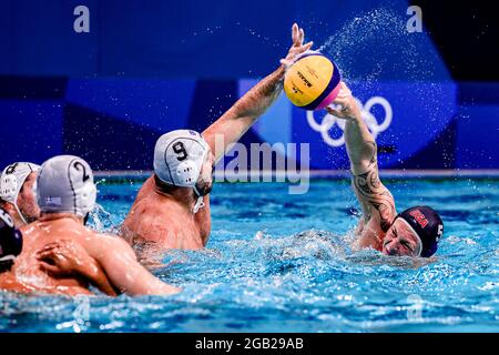 TOKIO, JAPAN - 2. AUGUST: Konstantinos Mourikis aus Griechenland, Hannes Daube aus den Vereinigten Staaten während des Olympischen Wasserball-Turniers 2020 in Tokio am 2. August 2021 im Tatsumi Waterpolo Center in Tokio, Japan (Foto: Marcel ter Bals/Orange Picles) Stockfoto