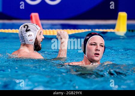 TOKIO, JAPAN - 2. AUGUST: Konstantinos Genidounias aus Griechenland feiert Hannes Daube aus den Vereinigten Staaten während des Olympischen Wasserball-Turniers 2020 in Tokio am 2. August 2021 im Tatsumi Waterpolo Center in Tokio, Japan (Foto: Marcel ter Bals/Orange Picles) Stockfoto