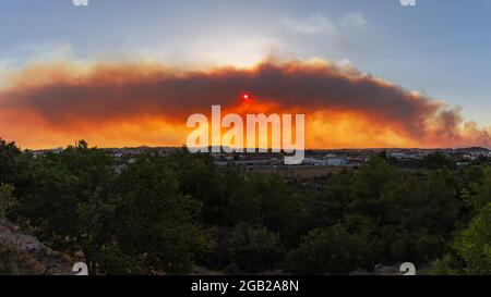 Panoramablick vom Feuer in Manavgat Antalya Türkei, Brandrauch in der Stadt, Löschflugzeuge und Hubschrauber, die versuchen, das Feuer zu löschen. Stockfoto