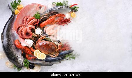 Blick von oben auf die Vielfalt an frischem Fisch und Meeresfrüchten auf Eis mit Kopierplatz Stockfoto