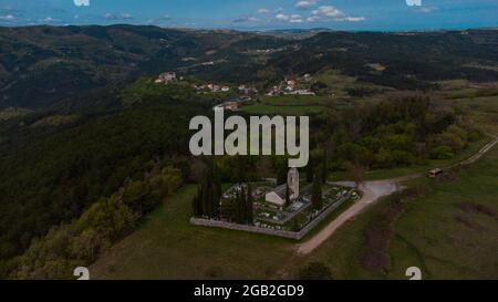 Luftaufnahme der Kirche st. Kvirik oder Kirik im Herzen der slowenischen Küstenregion Karst oder Kras, umgeben von Bäumen und Dörfern. Stockfoto