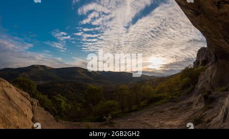 Blick auf Veli Badin, natürliche Steinklippe in den Felsen geschnitzt überlappen den Boden, an einem sonnigen Nachmittag. Majestätische Felsstruktur im slowenischen Kars Stockfoto