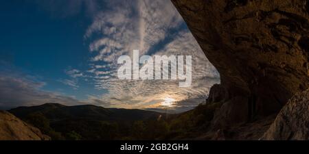 Blick auf Veli Badin, natürliche Steinklippe in den Felsen geschnitzt überlappen den Boden, an einem sonnigen Nachmittag. Majestätische Felsstruktur im slowenischen Kars Stockfoto