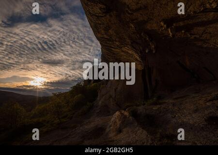 Blick auf Veli Badin, natürliche Steinklippe in den Felsen geschnitzt überlappen den Boden, an einem sonnigen Nachmittag. Majestätische Felsstruktur im slowenischen Kars Stockfoto