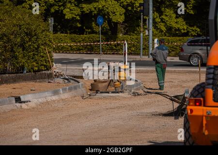 Lage auf einer Schotterstraßenreparaturbaustelle in einer Stadt an einem sonnigen Tag. Niemand arbeitet lol Stockfoto