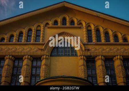 Detail der Fassade der Turnhalle Tabor in Ljubljana an einem sonnigen Morgen. Stockfoto