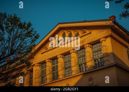 Detail der Fassade der Turnhalle Tabor in Ljubljana an einem sonnigen Morgen. Stockfoto