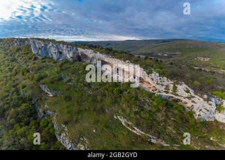 Luftdrohnenansicht von Veli Badin, natürliche Steinklippe in den Felsen geschnitzt, der den Boden überlappt, während eines sonnigen Nachmittags. Majestätische Felsstruktur in s Stockfoto