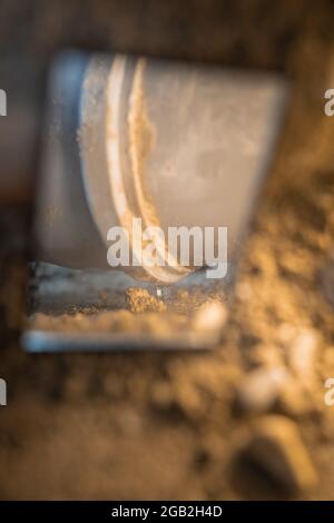 Inspektion einer alten undichten Kunststoff-Abwasserleitung mit einem Spiegel, um Wassertropfen aus der Rohrverbindung zu beobachten. Stockfoto