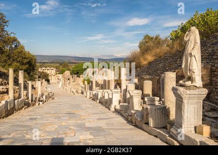 Historische Curetes Straße in Ephesus Antike Stadt an sonnigen Tagen in Selcuk, Türkei Stockfoto