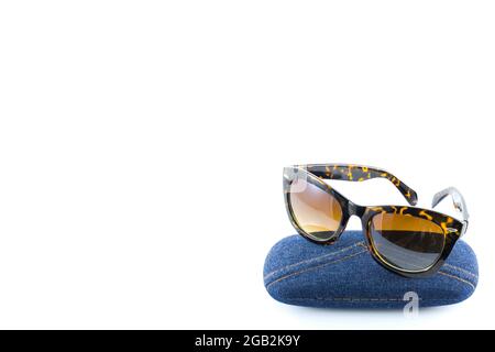 balck Sonnenbrille in jean Etui auf weißem Hintergrund Stockfoto