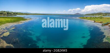 Kristallklares blaues Wasser des Skadar-Sees in Albanien Stockfoto