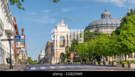 Sonniger Morgen im historischen Zentrum von Odessa im Sommer, Ukraine Stockfoto