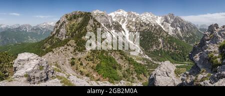 Großes Panorama der albanischen Alpen vom Valbona Pass in Albanien Stockfoto