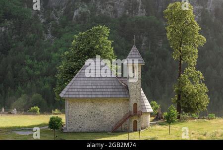 Christliche Kirche im Dorf Theth im Prokletije-Gebirge, Albanien. Stockfoto