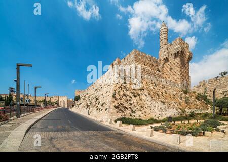 Stadtstraße und Turm von David unter blauem Himmel in der Altstadt von Jerusalem, Israel. Stockfoto