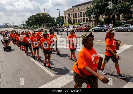 Eine Säule von Müttern ermordeten Columbus-Kindern marschieren auf den Straßen der Innenstadt von Columbus, während sie Bilder ihrer Kinder halten. Als Reaktion auf die zunehmende Gewalt seit 2020 Malissa Thomas-St. Clair, eine Mutter eines ermordeten Sohnes, Anthony Thomas-St. Clair, Gründer von Mothers of Murdered Columbus Children (MOMCC), einer Anti-Gewalt-Gruppe, die in Columbus, Ohio, Gewaltverbrechen beenden will. MOMCC leitete die Bemühungen für einen Anti-Gewalt-Marsch und eine Kundgebung im Rathaus in Zentral-Ohio mit vielen anderen Müttern, die Kinder durch Gewalt verloren haben, die Waffenstillstandsinitiative unter der Leitung von Al Edmondson und vielen anderen Gemeinden und Stockfoto