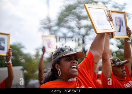 Malissa Thomas-St. Clair, die Gründerin von Müttern der ermordeten Columbus-Kinder, macht ein Bild von ihrem ermordeten Sohn, sagt seinen Namen Anthony Thomas-St. Clair und das Jahr, in dem Anthony starb, 2013. Als Reaktion auf die zunehmende Gewalt seit 2020 Malissa Thomas-St. Clair, eine Mutter eines ermordeten Sohnes, Anthony Thomas-St. Clair, Gründer von Mothers of Murdered Columbus Children (MOMCC), einer Anti-Gewalt-Gruppe, die in Columbus, Ohio, Gewaltverbrechen beenden will. MOMCC leitete die Bemühungen für einen Anti-Gewalt-Marsch in Zentral-Ohio und eine Kundgebung im Rathaus mit vielen anderen Müttern, die Kinder durch Gewalt verloren haben, den Waffenstillstand Stockfoto