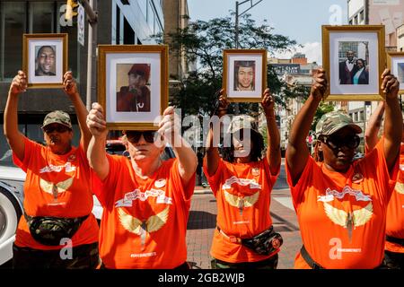 Mütter von ermordeten Columbus-Kindern stehen an der Kreuzung von High Street und Broad Street, während sie Fotos ihrer verstorbenen Kinder halten. Als Reaktion auf die zunehmende Gewalt seit 2020 Malissa Thomas-St. Clair, eine Mutter eines ermordeten Sohnes, Anthony Thomas-St. Clair, Gründer von Mothers of Murdered Columbus Children (MOMCC), einer Anti-Gewalt-Gruppe, die in Columbus, Ohio, Gewaltverbrechen beenden will. MOMCC leitete die Bemühungen für einen Anti-Gewalt-Marsch und eine Kundgebung im Rathaus in Zentral-Ohio mit vielen anderen Müttern, die Kinder durch Gewalt verloren haben, die Waffenstillstandsinitiative unter der Leitung von Al Edmondson und vielen anderen Stockfoto