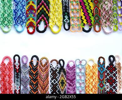 Gewebte DIY Freundschaft Armbänder handgemachte Stickerei hellen Faden mit Knoten auf weißem Hintergrund. Stockfoto