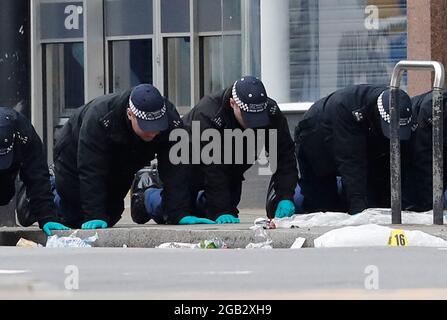 Aktenfoto vom 3/2/2020 von Polizeibeamten, die nach dem Terroranschlag in der Streatham High Road im Süden Londons durch Sudesh Amman, der von bewaffneter Polizei getötet wurde, eine Fingerspitzendurchsuchung am Tatort durchführten. Die vollständige Untersuchung des Todes des Terroristen durch die Jury in einer Straße im Süden Londons soll am Montag vor den Royal Courts of Justice im Zentrum Londons beginnen. Der 20-Jährige wurde von zwei Polizeischützen angeschossen, nachdem er am Sonntag, den 2 2020. Februar, in einem Geschäft in der Streatham High Road ein 20-cm-Messer gestohlen und zwei Zuschauer mit einer gefälschten Selbstmordweste gestochen hatte. Ausgabedatum: Montag, 2. August 2021. Stockfoto