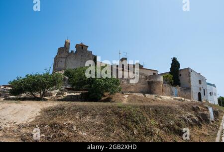 Calafell, Tarragona, Spanien - 31. Juli 2019: Mittelalterliche Steinburg auf dem Felsen in der Stadt Calafell Stockfoto