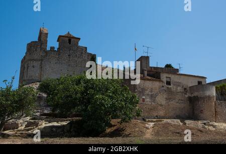 Calafell, Tarragona, Spanien - 31. Juli 2019: Mittelalterliche Steinburg auf dem Felsen in der Stadt Calafell Stockfoto