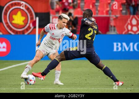 Toronto, Ontario, Kanada. August 2021. Yeferson Soteldo (30) und Brian Anunga (27) in Aktion während des MLS-Spiels zwischen dem FC Toronto und dem SC Nashville. Das Spiel endete 1-1 (Bild: © Angel Marchini/ZUMA Press Wire) Stockfoto