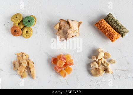 Verschiedene Snacks zum Füttern von Hamstern Stockfoto