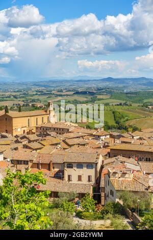 Luftaufnahme eines Wohnhauses in San Gimignano mit einem ländlichen Landschaftsbild in der Toskana, Italien Stockfoto