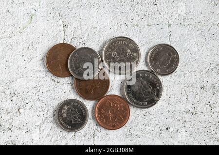 Verschiedene kanadische Dollar-Münzen auf hellem Hintergrund Stockfoto