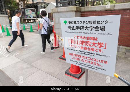 Tokio, Japan. August 2021. Ein Blick auf den Eingang des Tokioter Impfzentrums an der Aoyama-Universität. (Foto: Stanislav Kogiku/SOPA Images/Sipa USA) Quelle: SIPA USA/Alamy Live News Stockfoto