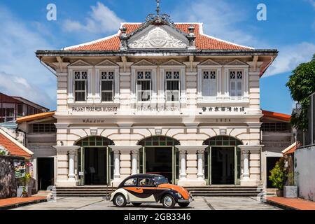 Phuket, Thailand - 24. November 2020: Volkswagen Beetle vor dem Thai Hua Museum. Stockfoto