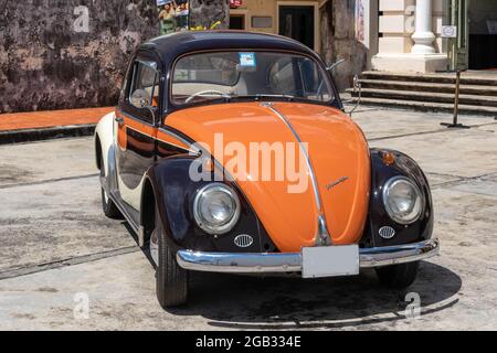 Schwarz und orange Vintage Volkswagen Beetle Stockfoto