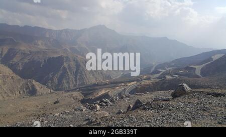 Landschaft. RAS Al Khaimah in den Vereinigten Arabischen Emiraten. Zickzackstraße zur Spitze des Berges Stockfoto