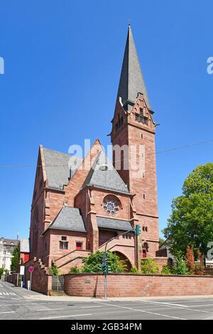 Wiesbaden, Deutschland - Juli 2021: Evangelische Kirche namens Oranier Gedächtniskirche im Wiesbadener Stadtteil Bierbrich Stockfoto